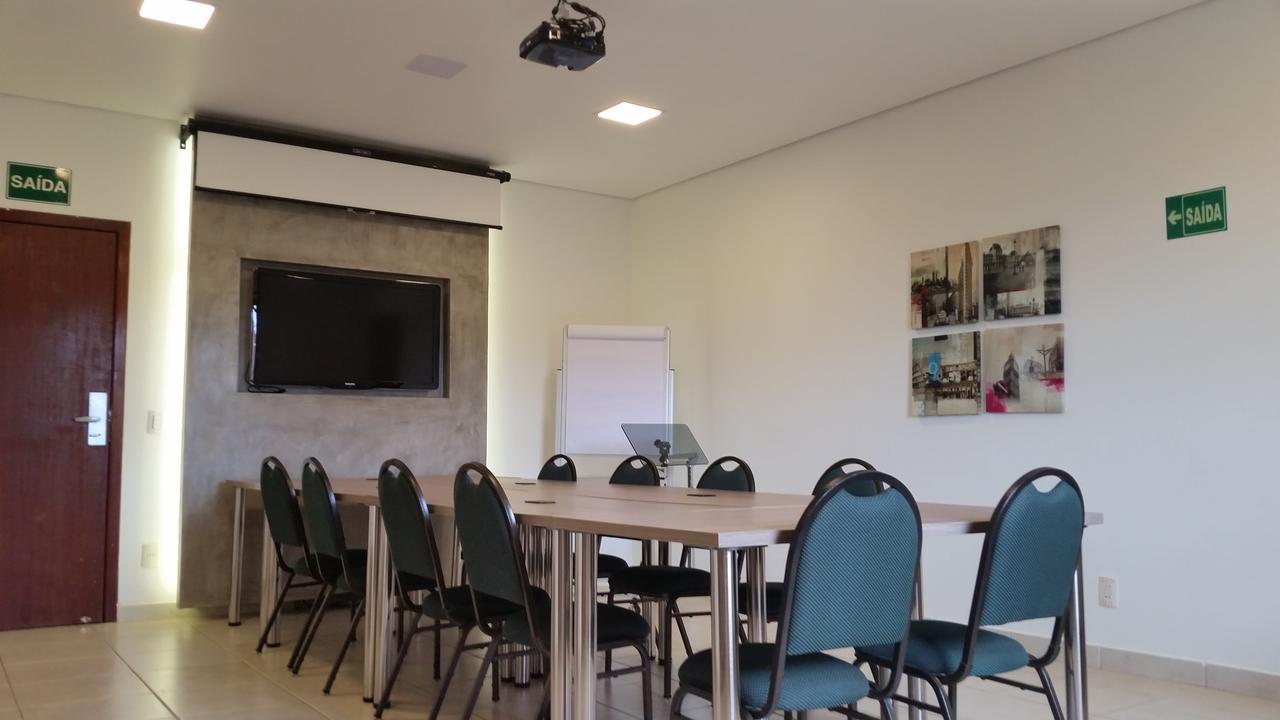Hotel Das Palmeiras Paracatu Bagian luar foto